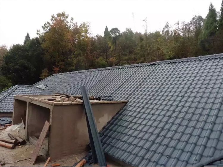 彩鋼瓦和<a href='http://m.zhangjiehuagong.cn'>合成樹脂瓦</a>的區(qū)別 彩鋼瓦和合成樹脂瓦的區(qū)別